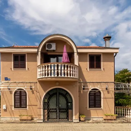 1 Bedroom Lovely In Διαμέρισμα Jadranovo