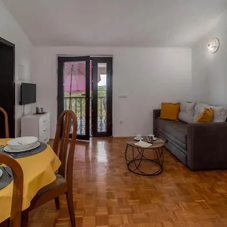 1 Bedroom Lovely In Apartment Jadranovo