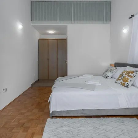 Apartment 1 Bedroom Lovely In