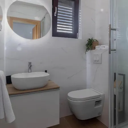 1 Bedroom Lovely In Apartment